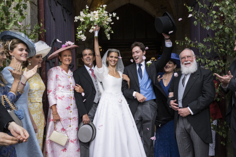 Les mariés et leurs parents à la sortie de l’église : à gauche, LL. AA. RR. le prince et la princesse Charles-Emmanuel de Bourbon Parme; à droite, Acisclo Valladares Molina et Raquel Urruela de Valladares.